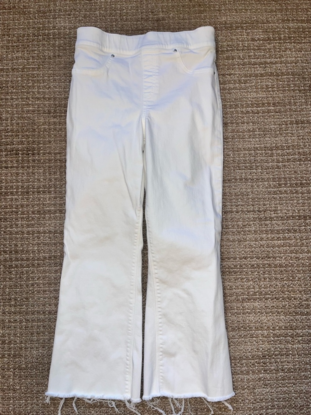 Spanx Flare Crop Stretch Pull-On Jeans in white pull-on, a raw frayed hem Sz Med
